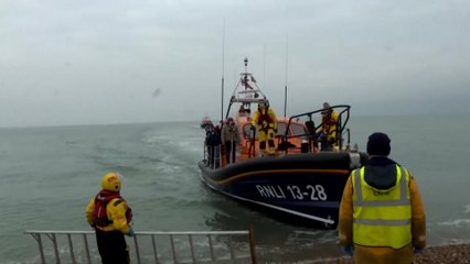 ماكرون يعلن تدابير عاجلة بعد غرق 27 مهاجرا ببحر المانش