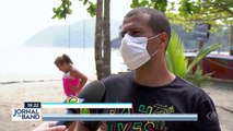 O Jornal da Band começa com as buscas pelas vítimas do acidente com um avião bimotor, que caiu no mar, entre São Paulo e Rio de Janeiro. Três pessoas estavam a bordo.