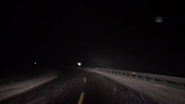 KARS/ARDAHAN - Kar yağışı ve buzlanma ulaşımda aksamalara neden oldu