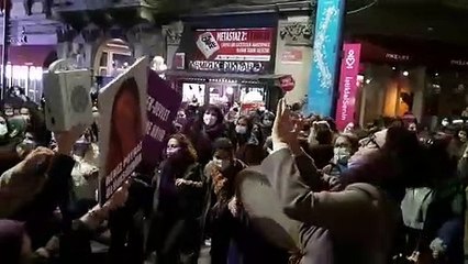 İstanbul’da 25 Kasım: Polis barikatını aşan kadınlar