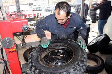 Gümüşhane'de kar yağışıyla birlikte lastikçilerde yoğunluk başladı