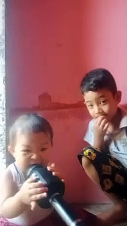 Anak bayi belajar nyanyi