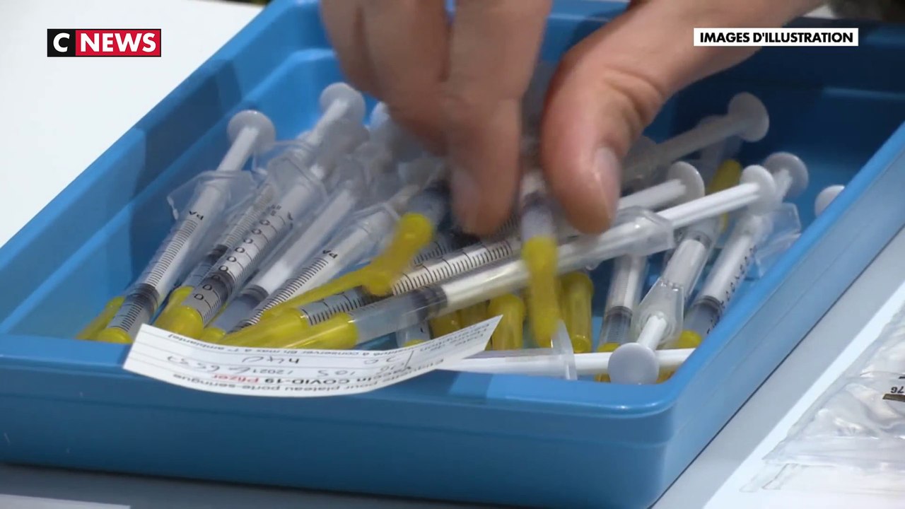 Le rush pour se faire vacciner dans les centres et les pharmacies