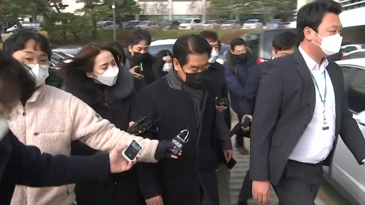 '뇌물수수 의혹' 최윤길 전 성남시의장 경찰 출석..."소설 쓰시네" / YTN