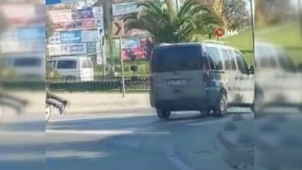 Gelin arabasından zarf almak isteyen çocuk canını böyle tehlikeye attı
