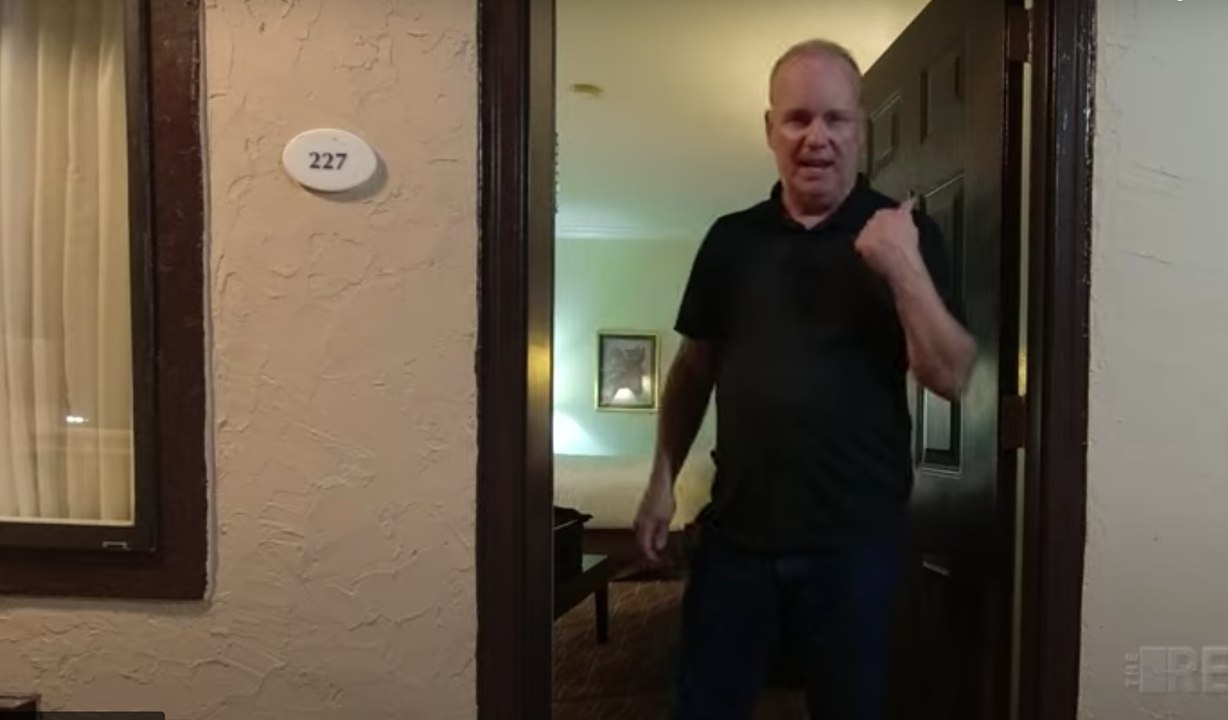 Une mamie et sa petite fille se font expulser de l’hôtel en pleine nuit pour un avis négatif