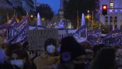 Las calles se tiñen de negro y morado contra la violencia machista