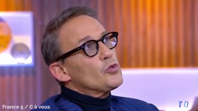 On en parle de vos petites soirées coquines ? : amusé, Julien Courbet se souvient de ce moment de direct un peu gênant…