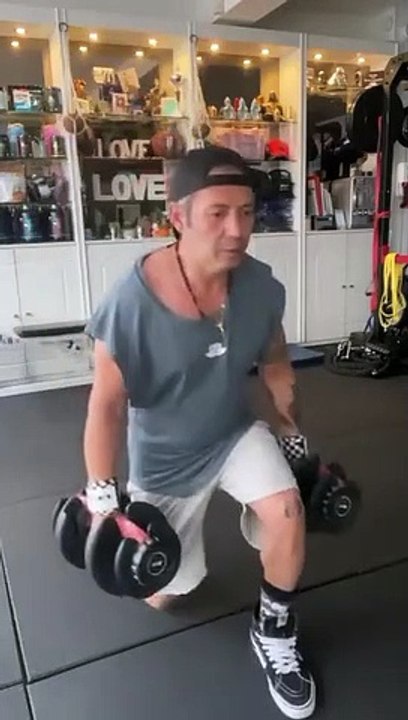 —Gear from @bodyengineers —Happy Monday To All ! I Be Back ! —Salut la famille, j’espère que vous allez bien et vous avez passé un bon week-end ? Voici mon entraînement Jambes de ce lundi après-midi ! —SAVE This Leg Day1. Alternating Lunges