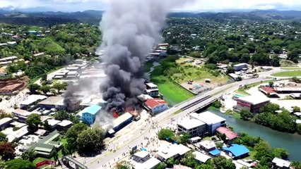 إحراق مبان في ثالث يوم من أعمال الشغب في جزر سليمان