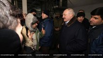 Belarus Devlet Başkanı Lukaşenko'dan lojistik merkezindeki göçmenlere ziyaretLukaşenko: 
