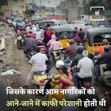 Watch How These Traffic Policemen In Tamil Nadu Are Fixing Potholes On Their Own