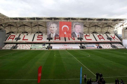 İzmir Alsancak Stadına Mustafa Denizli adı verildi