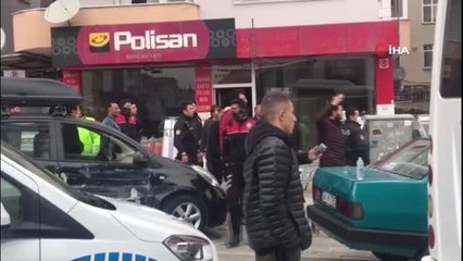 Kurye aracı park halindeki araçlara çarptı: Vatandaşlar kazma ve sopalarla birbirine girdi