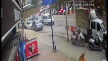 Kadıköy'de kadın sürücü fren yerine gaza basınca ortalık savaş alanına döndü...O anlar kamerada