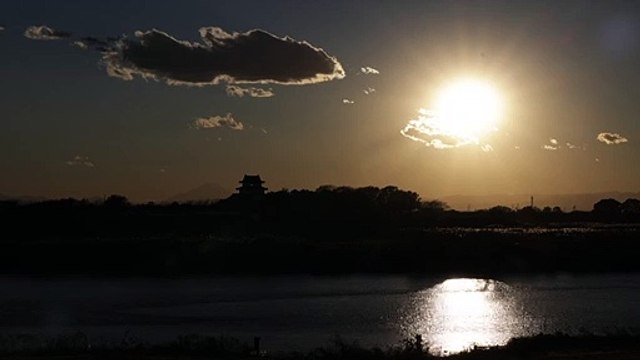 Japon: coucher de soleil sur le château de Sekiyado et le mont Fuji