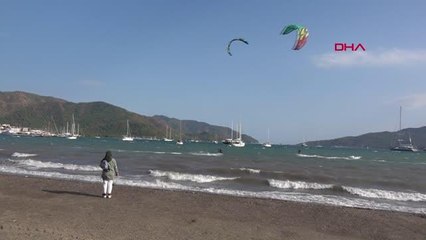 Son dakika haberi... MARMARİS'TE SÖRFÇÜLER, GÖRSEL ŞÖLEN SUNDU
