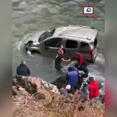 Nefes kesen kurtarma operasyonu: Yaşlı adamı azgın nehirden çıkardılar!