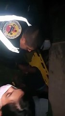 Graban en video rescate a conductor de camión que cayó en hondonada