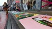 Black Friday: un tapis d'affiches publicitaires de 394 mètres déployé par des activites anti-pub à Namur