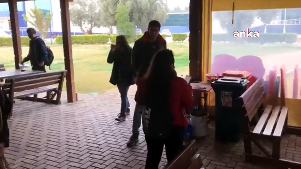 Protesto yapan öğrencilere önce kantinci, sonra özel güvenlik görevlileri ve polis müdahale etti