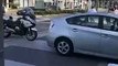 Ce motard de la police est désespéré en voyant une automobiliste percuter sa moto !