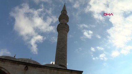 CUMA NAMAZI SIRASINDA BALE YAPAN RUS KADIN, YERLEŞTİĞİ CAMİDEN BÖYLE ÇIKARTILDI