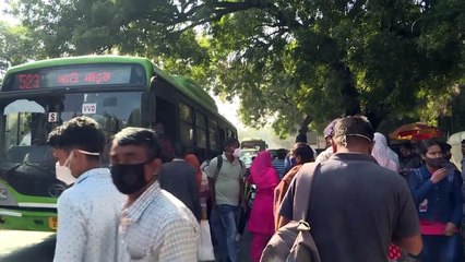 العدد الهائل للسيارات الخاصة ونقص وسائل النقل العام يخنقان نيودلهي