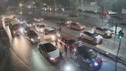 Yolu kapatıp böyle çiftetelli oynadılar