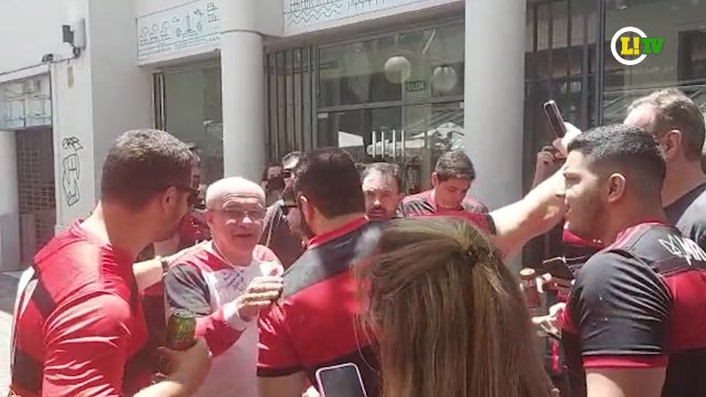 Nos braços da Nação! Ex-presidente Bandeira de Mello é muito tietado por torcedores do Fla em Montevidéu