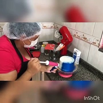 Umuaramense comemora sucesso de vendas de bolos após deixar as vendas pela confeitaria