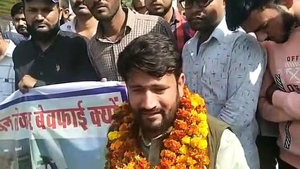 आंखों में आंसू लिए उत्तरप्रदेश  निकले बेरोजगार