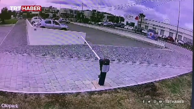 Tır tellere takıldı, telefon direklerini devirdi: O anlar kamerada