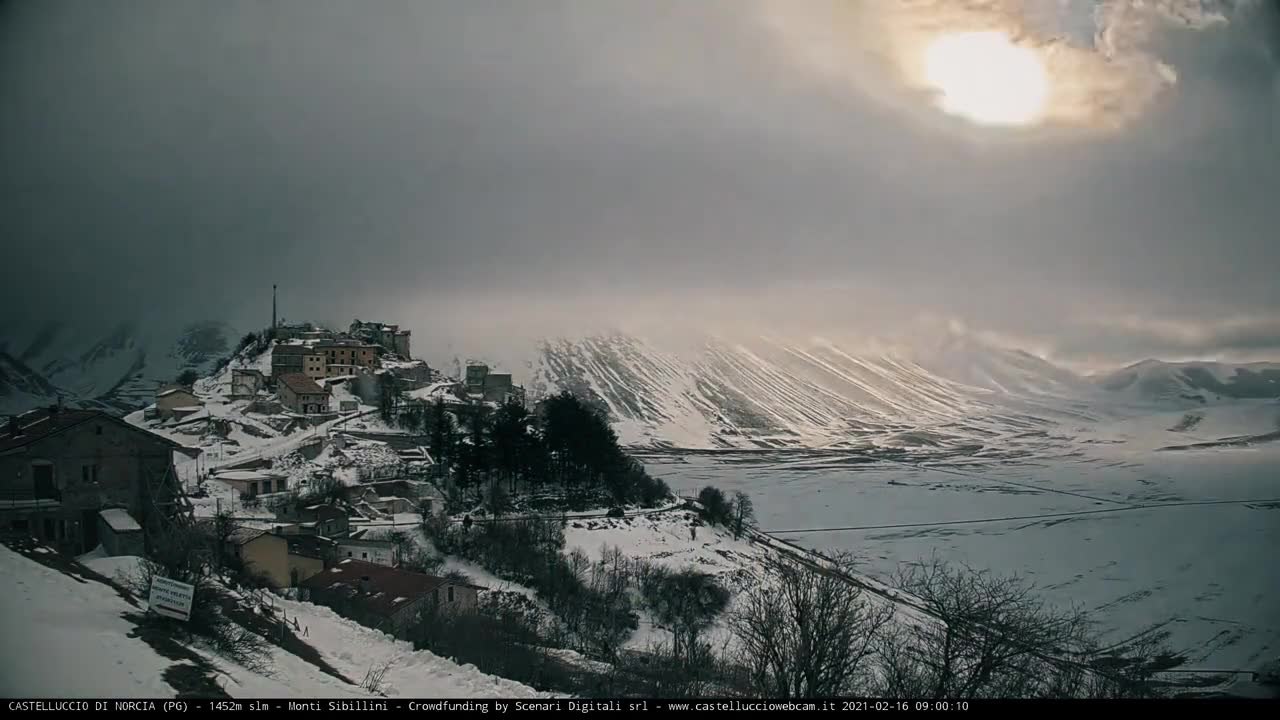 Meteo, il "roll cloud" sui Monti Sibillini