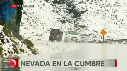 Intensa nevada en la Cumbre de La Paz deja varios vehículos varados