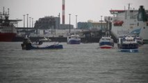 Los pescadores franceses bloquean el tráfico con el R. Unido: No podemos más