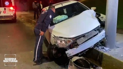 A la altura de los Arcos del Milenio, un automóvil compacto quedó abandonado tras chocar con un poste