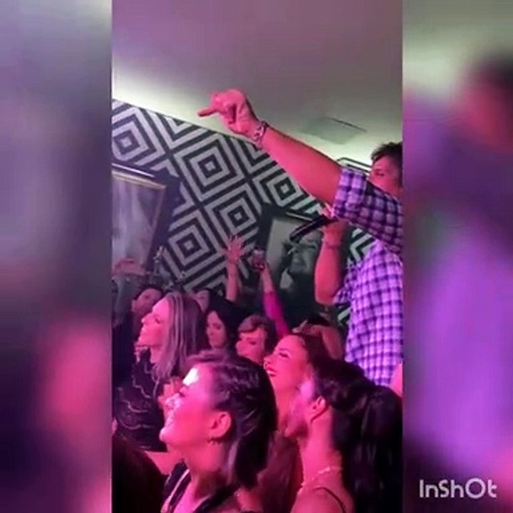 Cantor Leo Chaves faz presença vip em festa de aniversário de moradora de Umuarama