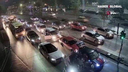 Download Video: Trafikte şoke eden görüntü! Yolu kapatıp böyle çiftetelli oynadılar