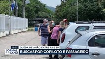 As equipes de busca ainda procuram o copiloto e o passageiro do bimotor que caiu no mar na divisa de São Paulo com o Rio de Janeiro.