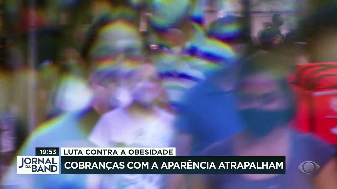 O sobrepeso não é o único inimigo de quem luta contra a obesidade. A cobrança dos outros em relação à aparência e a briga com o espelho também têm que ser enfrentados. #BandJornalismo