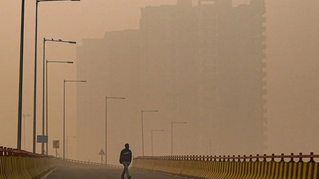 Pollution level in Delhi still very poor, AQI recorded 386