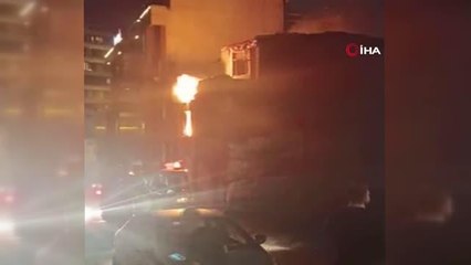 Gecekondu yangınında içeride bulunanlar kendilerini son anda dışarı böyle attı