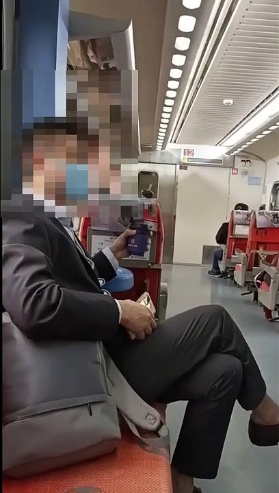 影片曝光！西裝男佔台鐵親子車廂 失控嗆列車長「多屌啊？」