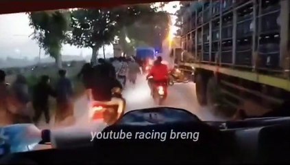 Penonton balap liar lari berhamburan saat polisi datang!!