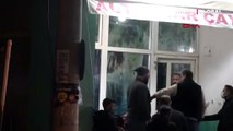 Bursa'da bir kişi polise bıçakla saldırıp girdiği kahvehanedeki müşterileri alıkoydu