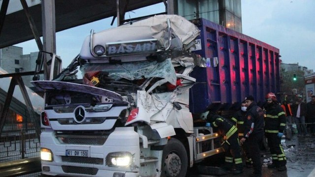 Köprüden E-5’e atladı, tırlar birbirine girdi