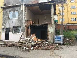 Bursa'da fırtına hayatı olumsuz etkiledi