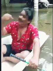 குளம் போல் தேங்கிய மழைநீரில் பாத் டப்பை படகாக்கி மன்சூர் அலிகான் பயணம்.. பாட்டு பாடும் வீடியோ வைரல்