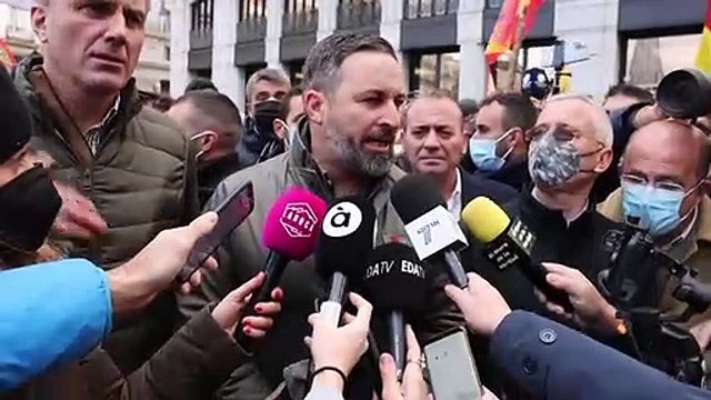 Santiago Abascal protesta junto a policías y guardias civiles, los más leales de España